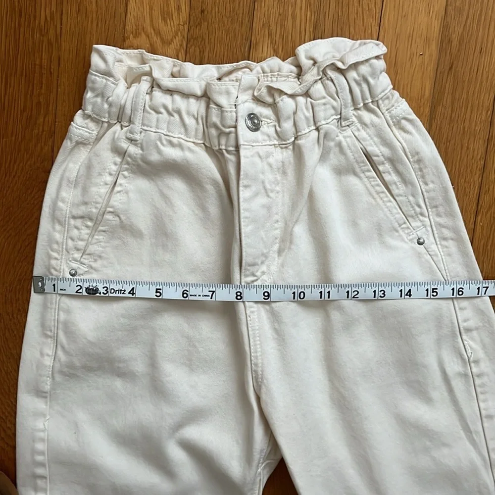 Zara Size 0 Baggy Paperbag Jeans in Ecru / Cream Elastic Waist Denim